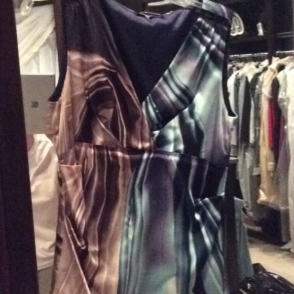 Elie Tahari Tops - Elie Tahari brown blue Vneck top Sleeveless small, nwt